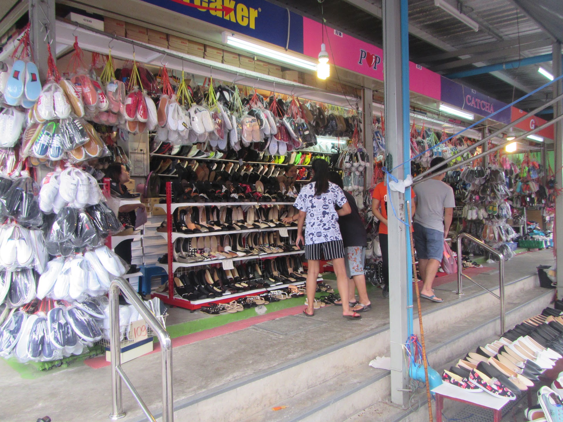 Bangkok's Khlong Toei Market at 5 AM — Before the City Wakes Up