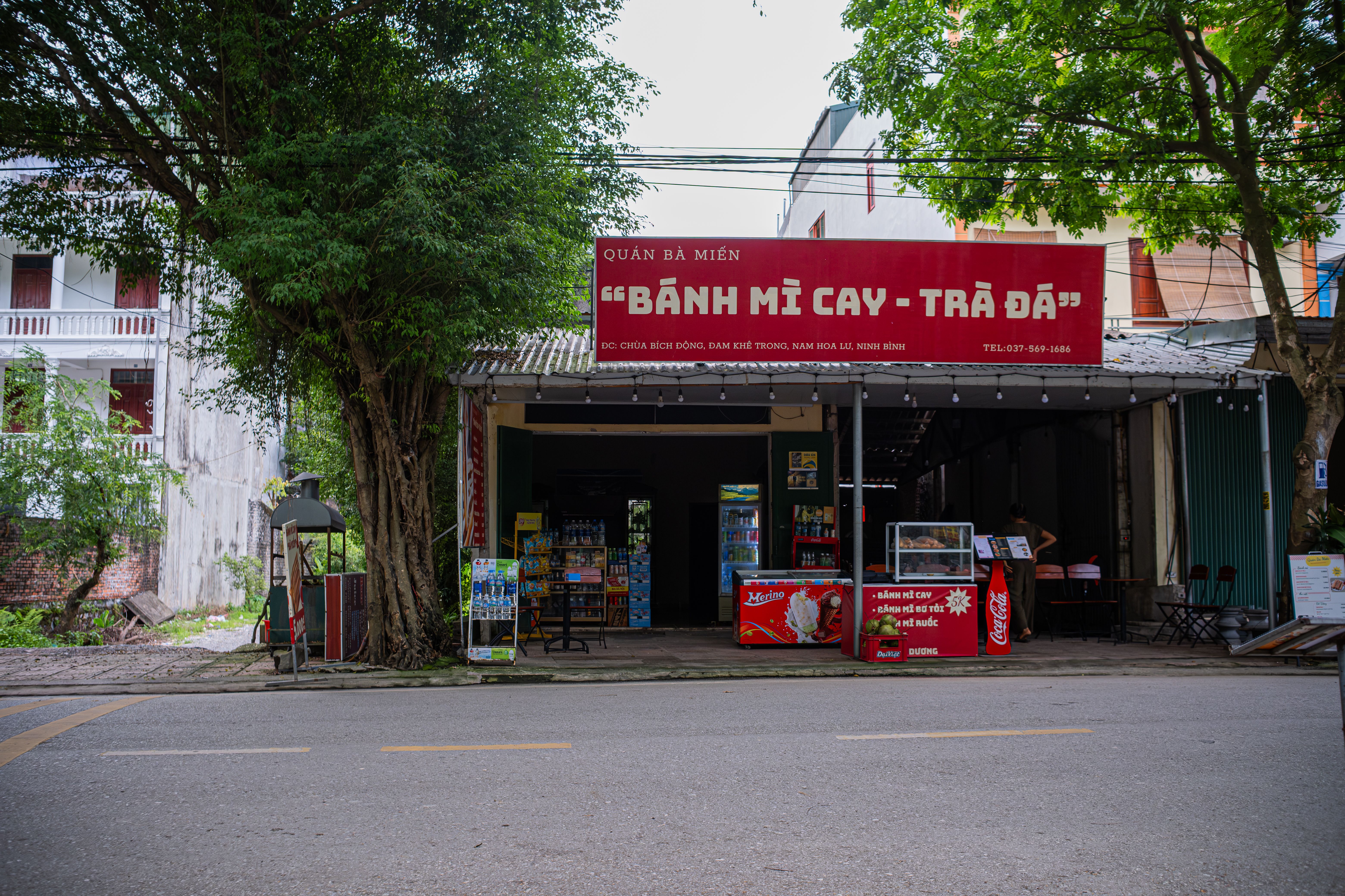 Hanoi's Dong Xuan Market at 5 AM — the pho stalls that vanish by sunrise